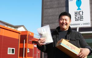 자신이 직접 잡고 직접 만드는 멸치에 대한 남다른 자부심으로 일하는 (유)다정수산 홍명완 대표.