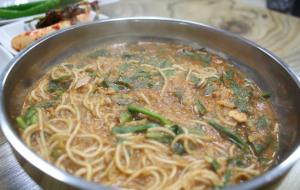 들깨를 넣어 푹 끓여내 구수하고 담백한 맛이 일품인 무한천어죽.