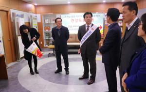 조용희 홍성군보건소장이 홍성우체국 일일국장을 맡아 직원들을 격려하고 있다.