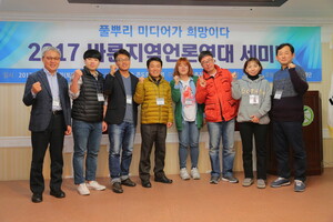 우수기자상 취재부문 장려상을 수상한 홍주신문 한기원 기획특집국장(왼쪽에서 두 번째).