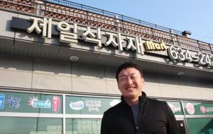 자신의 매장 앞에 선 제일식품 김종천 대표.