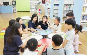 시흥시와 삼성아파트 참새방앗간작은도서관의 중학생 동아리 봉사 모습.