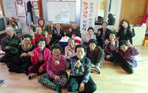 대한노인회 홍성군지회(지회장 이범화)는 지난 27일 서부면 묵동경로당에서 한글교실 수료식에서 12명의 어르신들이 수료증을 받았다고 밝혔다. 그 중 김추자, 박한분 어르신은 2년 동안 결석이 없어 개근상을 수상하기도 했다.