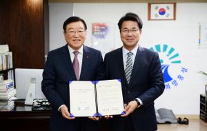홍성군은 지난 22일 K-water충청지역지사와 안정적인 수돗물 공급과 가뭄대응 및 지방상수도 운영·관리 선순환 구조 구축을 위한 ‘지방상수도 현대화사업 위·수탁 협약’을 체결했다. 군은 내년년부터 2022년까지 263억원을 투입해 노후 상수관로를 정비한다.