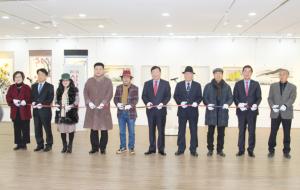전시회에 참석한 내빈과 문하생 대표들이 테이프 절단을 하기 전 기념촬영하고 있다.