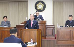 황선봉 군수가 지난 27일 군의회에 참석해 내년도 시정연설을 했다.