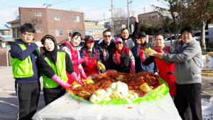 지난 25일 실시된 ‘2017 김치愛 공감·소통·행복담기’ 행사에 이필준 목사(왼쪽에서 다섯 번째)를 비롯해 다문화 가족과 광천고 봉사동아리 사랑나누미가 함께했다.