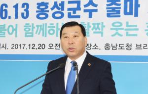 오배근 도의원이 충남도청 브리핑룸에서 기자회견을 하고 있다.