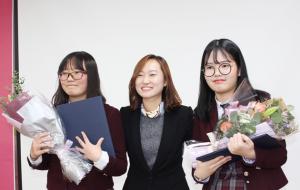 왼쪽부터 명수현 학생, 조현정 센터장, 김하연 학생.