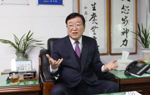 김석환 홍성군수는 그동안 벌여놓은 사업을 마무리 하기 위해 4년 더 연임해야 한다는 지역주민들의 권고를 받았다며 3선 도전 의지를 밝혔다.