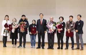국회의원 표창을 받은 수상자들이 홍문표 의원과 함께 기념촬영을 하고 있다.