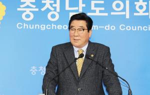 윤석우 충남도의회 의장이 2017 의정결산 기자회견을 하고 있다.