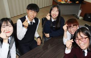 왼쪽부터 유고은, 김태형, 김정솔, 한유경, 명수현 학생.