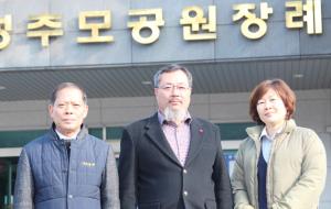최성명 대표(가운데)는 봉서리 주민으로서 최고경영자(CEO)로 선출돼 11년째 홍성추모공원장례식장을 성공적으로 운영하면서 주민들과 이윤을 나누고 지역사회 공헌활동도 활발히 한다.
