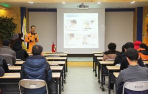 홍성소방서(서장 채수철)는 지난 26일 다중이용업소 업주와 종업원 15명을 대상으로 소방안전교육을 실시했다고 밝혔다. 홍성소방서 관계자는 “개정된 규정에 따라 다중이용업소 관계자는 2년마다 1회씩 보수교육을 소집을 이수해야 한다” 고 밝혔다.