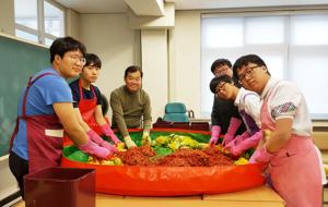 직접 농사지은 배추로 김장을 담그는 홍주농원 텃밭동아리 학생들.