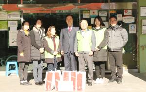 국민연금공단 홍성지사(지사장 김인철)는 지난달 27일 홍성군장애인종합복지관(관장 복천규)에 60만원 상당의 후원품을 기탁했다. 이번 후원은 40만원 상당의 난방 내의와 20만원 상당의 떡과 귤을 전달, 점심 배식 봉사로 이뤄졌다. 복천규 관장은 “후원품은 저소득 재가 장애인을 선정해 지급할 예정”이라며 “함께 해 준 손길에 점심상이 특별해 졌다”며 감사함을 전했다.