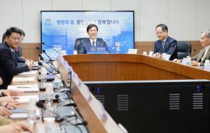 안희정 지사가 간부공무원들과 함께 덕담을 나누며 시·군청 영상 회의를 진행하고 있다.