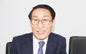홍동면에서 공직을 시작한 그는 도청 공무원으로 발휘한 능력을 고향의 발전을 위해 쏟게 된다.