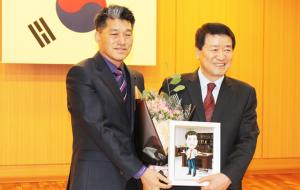 하광학 부군수(오른쪽)가 공무원 노조로부터 캐리커쳐를 선물받고 기뻐하고 있다.
