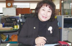 홍성군지역사회보장협의체 팀장이며 (사)한국문인협회 홍성지부 지부장을 맡고 있는 황정옥 시인 .