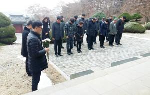 충남서부보훈지청(지청장 안기선)은 새롭게 한 해의 업무를 시작하는 의미에서 지난 2일 홍성군 충령사 참배와 2018년도 시무식을 가졌다. 이 날 보훈단체장들과 함께 호국영령들의 명복을 기원하고 이후 청사 대강당에서 시무식을 진행했다.