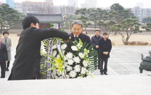 홍성교육지원청(교육장 우길동)은 지난 2일 홍주의사총과 충령사 참배를 시작으로 무술년 새해 업무를 시작했다. 우길동 교육장은 내포신도시 발전에 발맞춰 충남교육의 중심으로 성장하겠다는 포부를 밝히며 새해 각오를 다졌다.