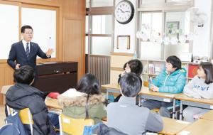 김덕배 의장이 갈산초등학교 6학년 학생들에게 특강을 하고있다.