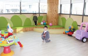 시간제 보육반에서 교사들과 즐거운 시간을 보내고 있는 영·유아들.