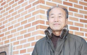 마을회관에서 포즈를 취한 장곡면 상송리 윤상모 이장.