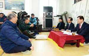 장순구 노인회장(왼쪽) 이 김석환 군수에게 질문을 하고 있다.