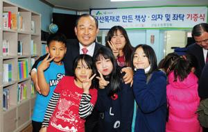 황선봉 예산군수가 아이들과 함께 사진을 찍고 있다.