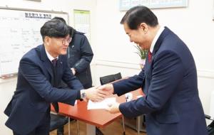 (주)케이티앤지 내포지점(지점장 임명순)은 지난달 29일 홍성군장애인종합복지관(관장 복천규)에 장애인들의 복지향상을 위해 써달라며  후원금 200만 원을 전달했다. 케이티앤지는 매년 연말 장애인복지관을 위해 후원하고 있다.