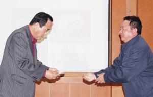 세석건설에서 반딧불장학회에 장학기금 1000만 원을 전달하는 모습.