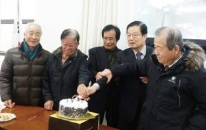 홍주향토문화연구회 회원들이 케이크 절단식을 하고 있다.