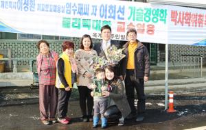 장곡면 옥계1구 마을회관 앞에 선 이회선 박사 가족. 왼쪽부터 할머니 강영희 씨, 어머니 임수재 씨, 이회선 박사 내외, 아버지 이성환 씨, 앞줄 이 박사의 아들과 여동생 이은선 씨.