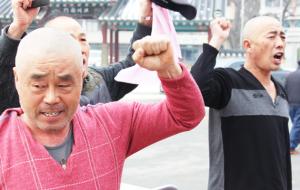 김영범 이장(오른쪽)과 서정웅 돈사반대추진위원장이 삭발을 감행하며 돈사 건립반대 투쟁에 나서고 있다.