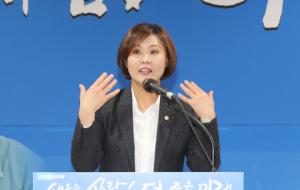 최선경 군의원이 기자회견을 가지고 군수출마선언을 하고있다.