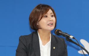 최선경 군의원이 기자회견을 가지고 군수출마선언을 하고있다.
