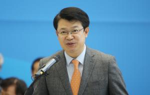 복기왕 아산시장이 지난 16일 도청 로비에서 충남도지사 출마선언을 하고 있다.