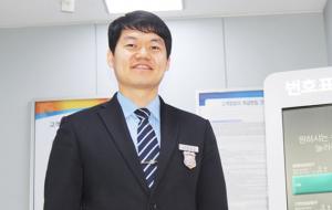 내 양심대로 어르신을 구했다며 수줍게 웃는 한봉윤 청경반장.