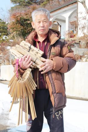 윤상용 어르신이 직접 만든 윷과 대나무를 깎아 다듬은 구두칼도 함께 보여줬다.