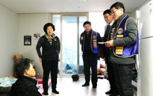 홍주라이온스클럽(회장 김동배)은 지난 16일 설을 한 달 앞두고 군내 어려운 이웃 8가구를 직접 방문하며 봉사활동을 했다. 이 날 3명에게 교복, 1명에게 안경, 4명에게는 격려금 등 물품과 현금으로 총 300만 원을 지원했다.