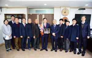 김석환 군수가 지난 10일 대한민국 농업 발전에 기여한 공로로 한국농업경영인중앙연합회(회장 김지식)에서 선정한 농정발전 대상을 수상했다고 밝혔다. 한농연은 가장 큰 규모의 농민단체로 농업 발전에 큰 기여를 한 단체장을 선정해 이 상을 주고 있다.