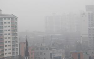 사진은 지난 17일 본사 옥상에서 바라본 홍성읍 월산리 일대 주택가로 미세먼지에 도시가 포위돼 있다.