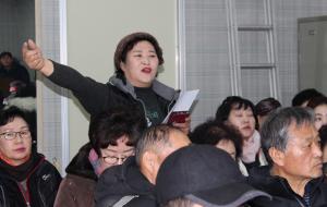 재건축상가 상인이 주민설명회에서 건의 사항을 이야기하고 있는 상인의 모습.