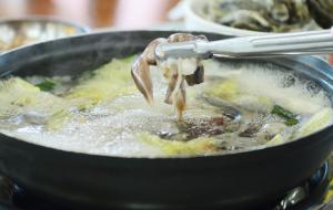 남당항 새조개는 단백질, 철분, 타우린 등 영양분을 함유하고 있어 추운 겨울철 몸의 면역력을 증가시킨다.