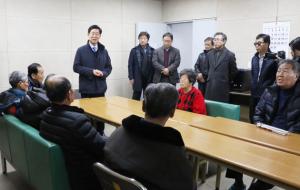 양승조 국회의원이 홍성장애인복지관을 방문, 장애인들의 이야기를 듣고 있다.