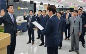 홍순광 부장과 직원들이 충남영업부 영업점내에서 사업추진 및 윤리경영 실천 결의 대회를 가졌다.