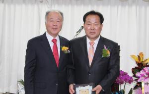 심재능 신임회장(왼쪽)이 이임하는 하태윤 회장에게 공로패를 전달했다.